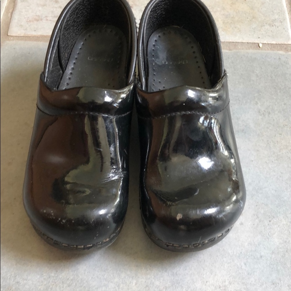 Dansko 31 black patent clogs 1.5